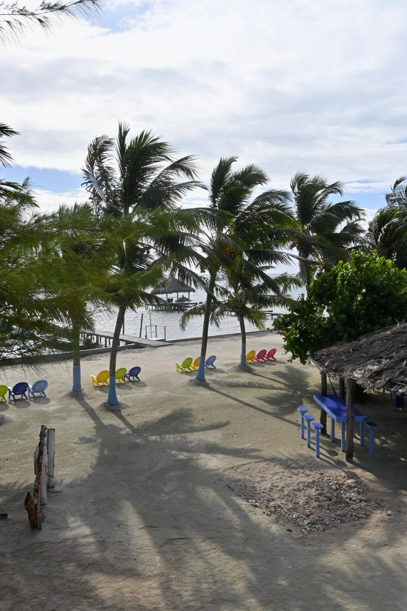 Anchorage Beach Resort Кей-Колкер Экстерьер фото